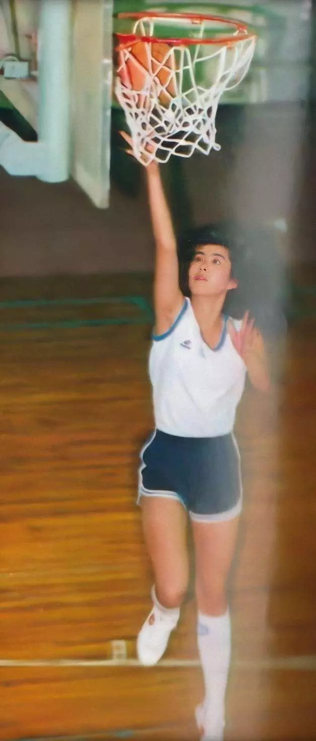 王祖贤|导演要求女主妩媚性感,制片人找来个打篮球的,却成就永远的经典