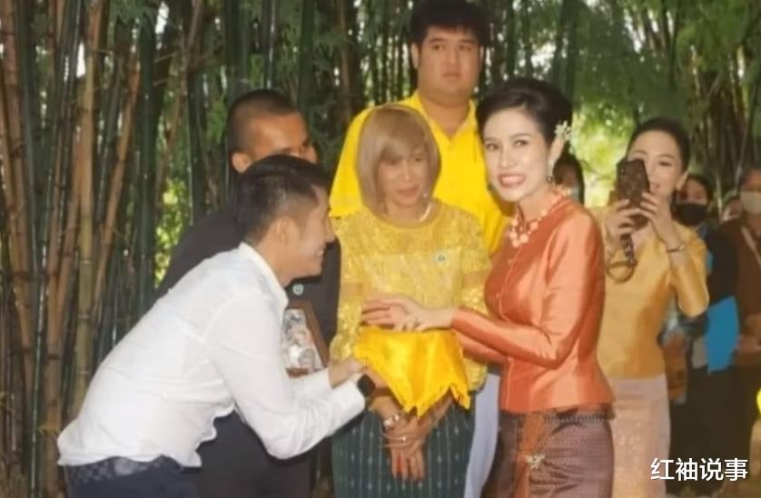 诗妮娜|70岁泰王终于气消了，跟诗妮娜破镜重圆，王室办公室晒情侣海报