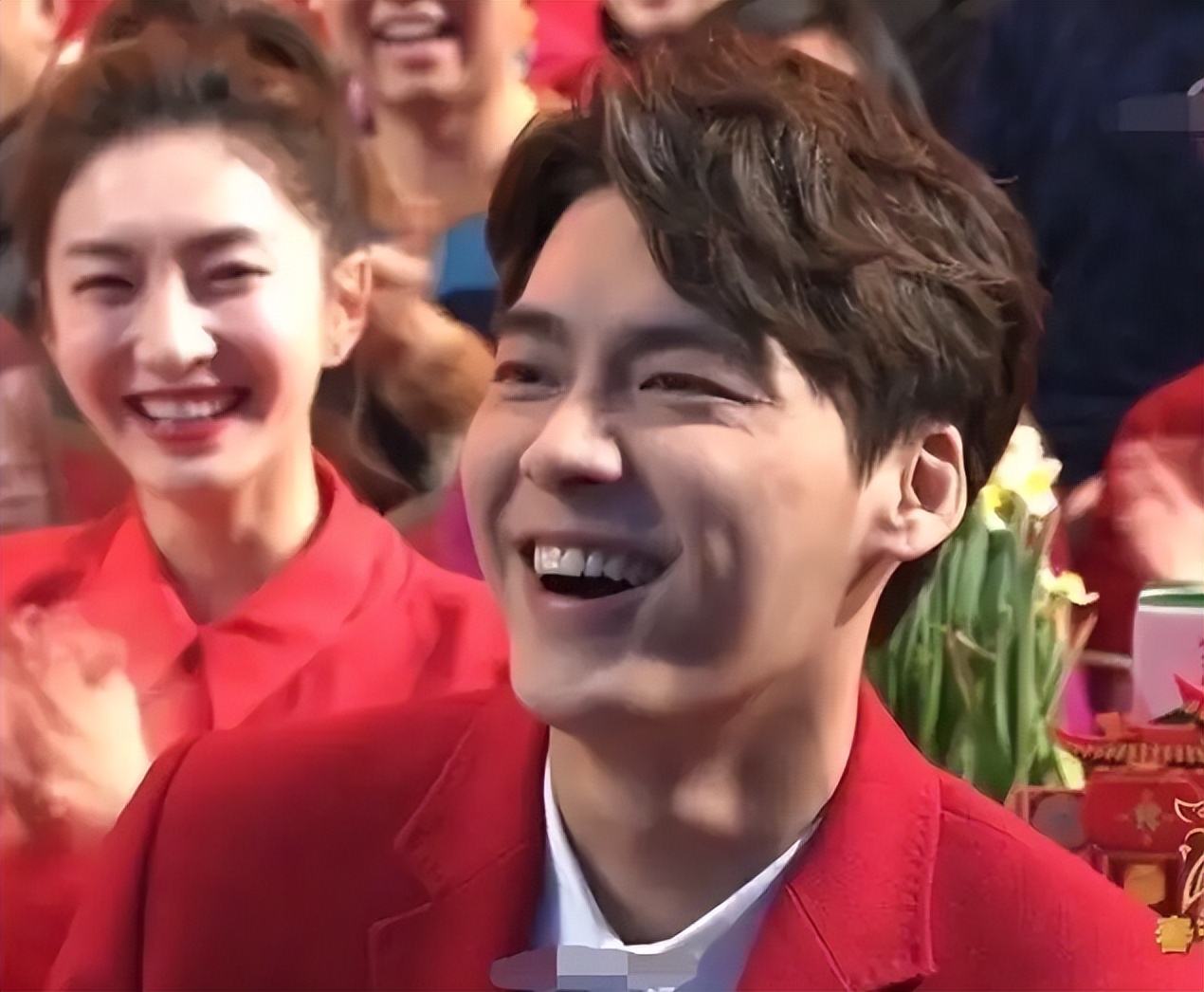 李易峰|“背景强大”李易峰:捏脸王思聪,被多次袒护,两人到底啥关系?