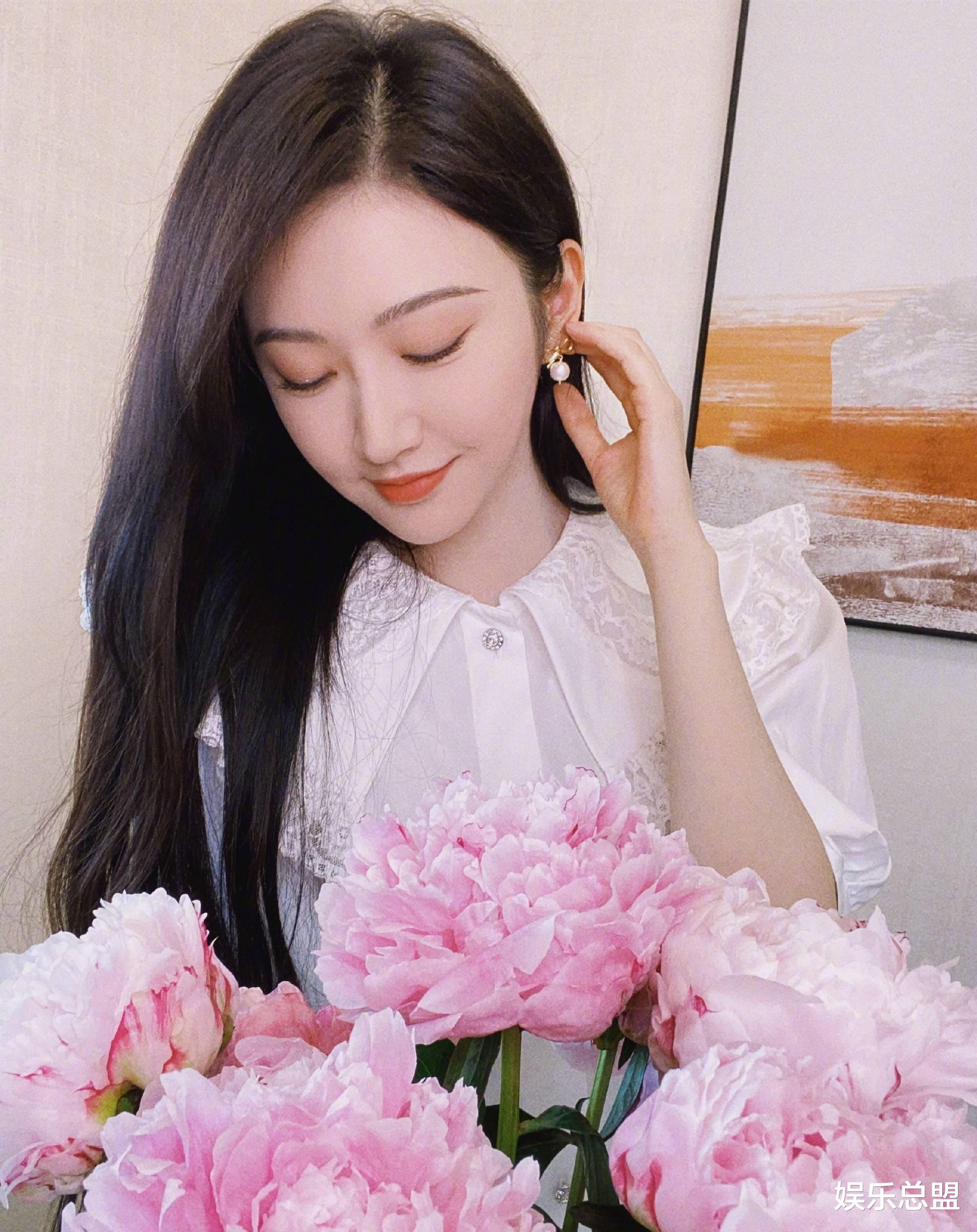 景甜|景甜晒520浪漫随拍笑容甜美 手捧鲜花气质十分出众，疑似好事将近