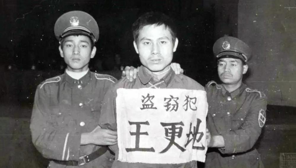 小混混用一把改锥偷走兵马俑头,卖了5万,钱没到手就被判了死刑