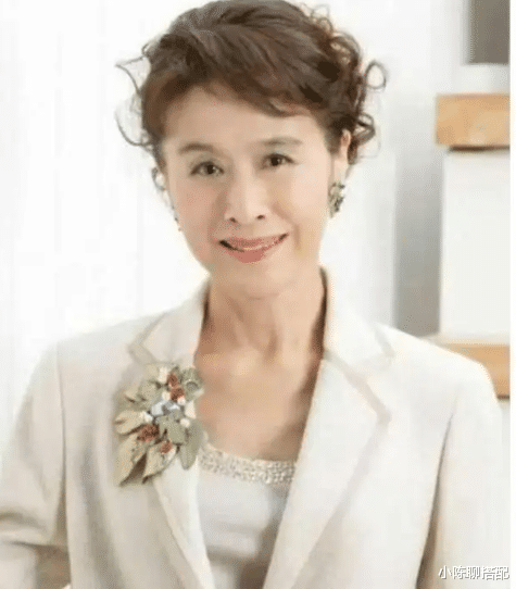栗原小卷 栗原小卷老年干瘦反而更美,贵妇头+长裙不离身,不愧为东方赫本