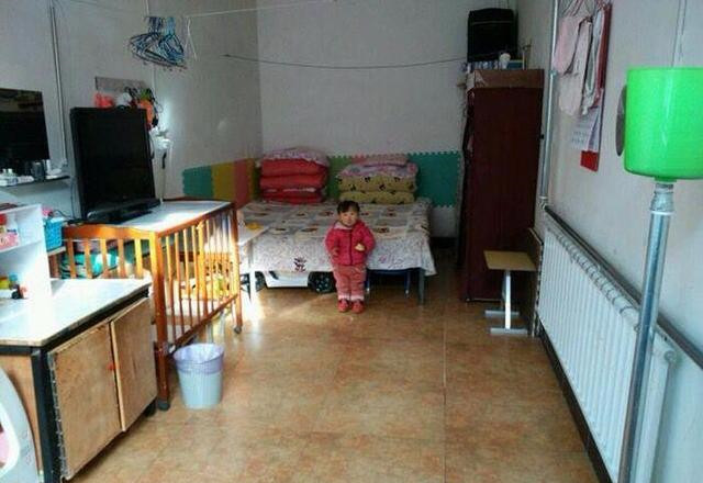 一家三口的租房生活,厨房巴掌大,电视柜超简陋,估计你都没见过