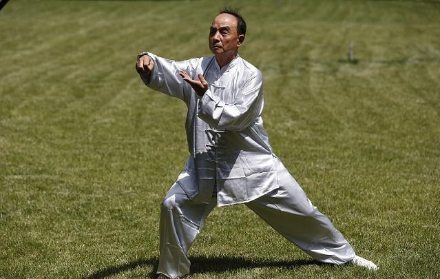 戒烟|俯卧撑的标准是多少?男人不妨自测一下,看你是否达标