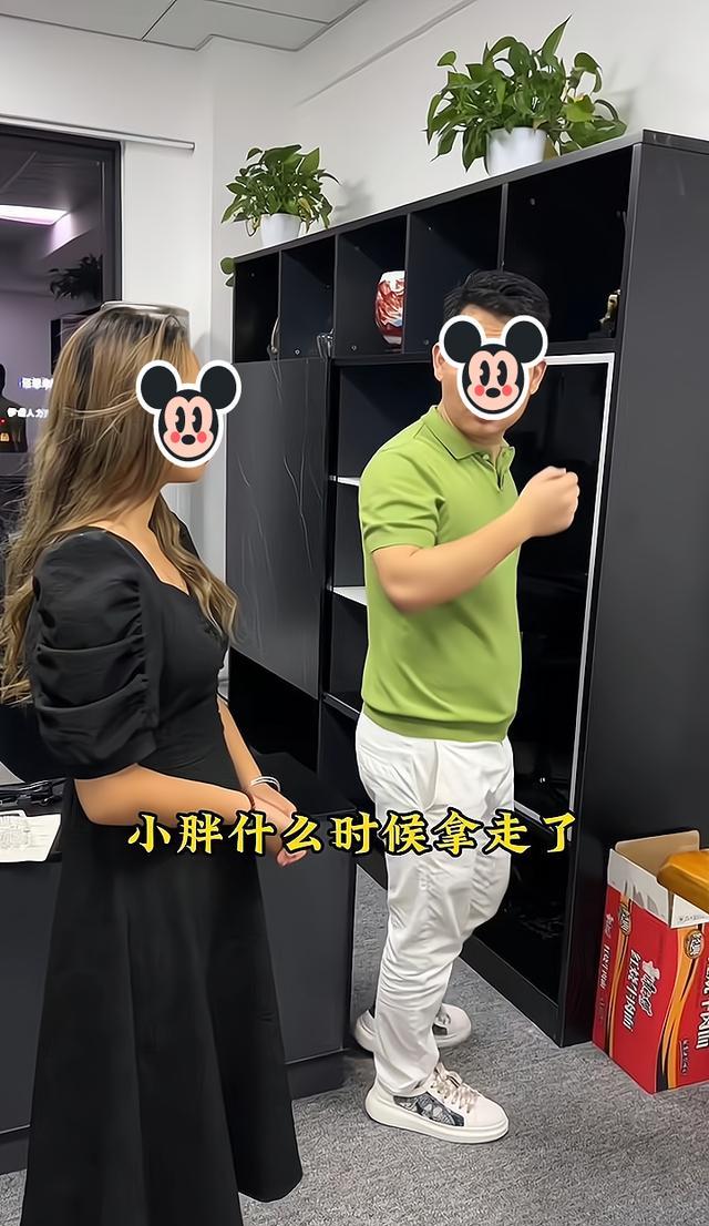 |员工趁老板不在，拿老板的酒来喝：我为你挣钱，喝你一点酒怎么了