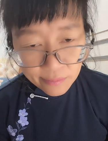 余秀华|余秀华直播引争议，低垂眼歪嘴笑神情阴郁，粉丝呼吁看心理医生