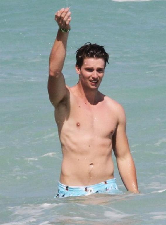 阿诺德·施瓦辛格|施瓦辛格28岁长子与模特女友意大利度假，大秀腹肌荷尔蒙爆表太帅