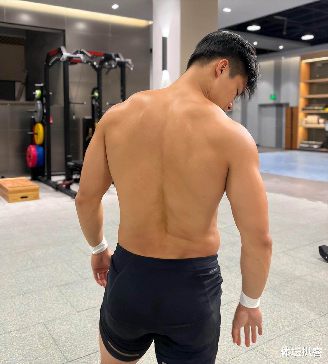 黄健翔|32岁苏炳添晒炸裂身材！苦练3个月成果，6块腹肌明显，公开秀恩爱