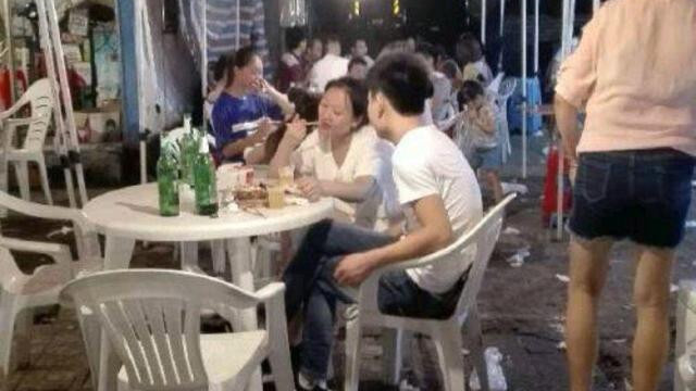 广西一男子带情人夜市吃烧烤，被老婆带人围观，现场混乱