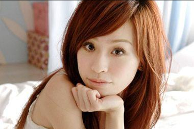 王心凌 39岁王心凌现身酒店,渔网袜搭皮裙配高马尾,造型甜辣酷炫很吸睛