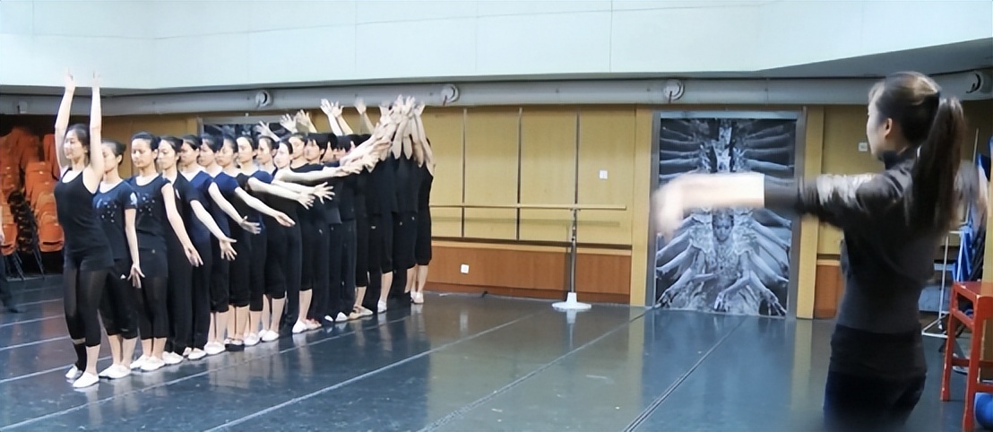 邰丽华|两次拒绝富商,27岁下嫁理工男,“千手观音”邰丽华找到幸福了吗