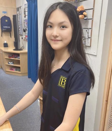 王诗龄|王诗龄就读英国“最难进”女校，住安妮公主房间，校服照被赞女神