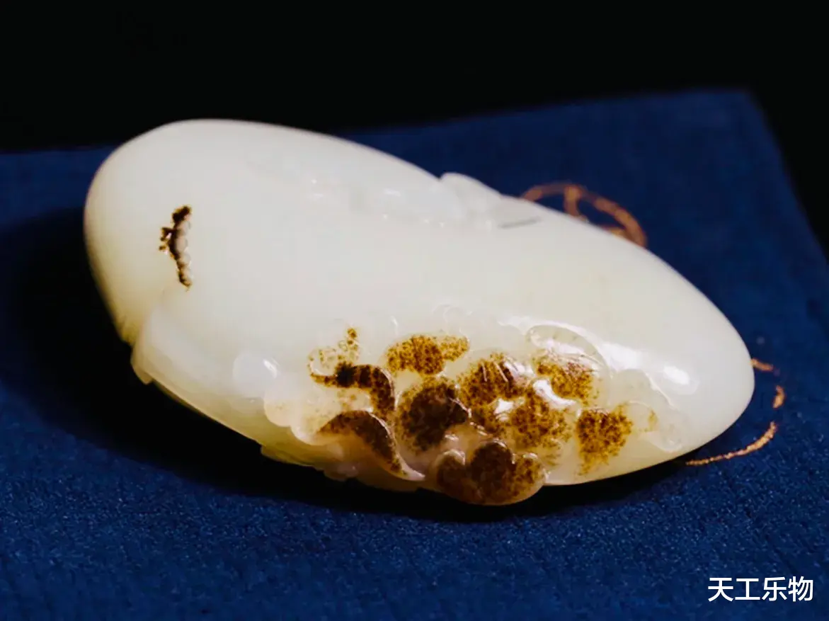 邮票|上手油的秋梨皮油膏料!一百多克的籽料羊脂玉“凤凰”价值几何?