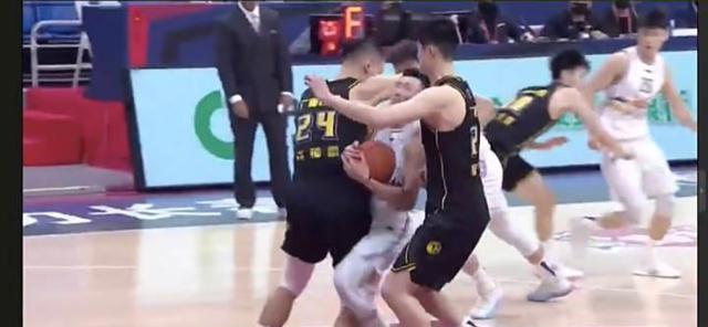 广厦|广厦俱乐部来真格的，已经解除与许钟豪的合同，广厦再没有恶汉