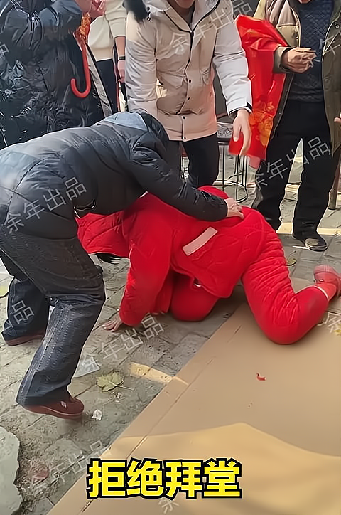 新娘被2名壮汉押着拜堂,一边打滚一边哭,母亲却笑得合不拢嘴