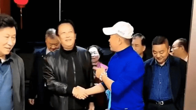 唐国强|唐国强日益消瘦！与人握手后反复擦手，被指嫌弃对方惹争议