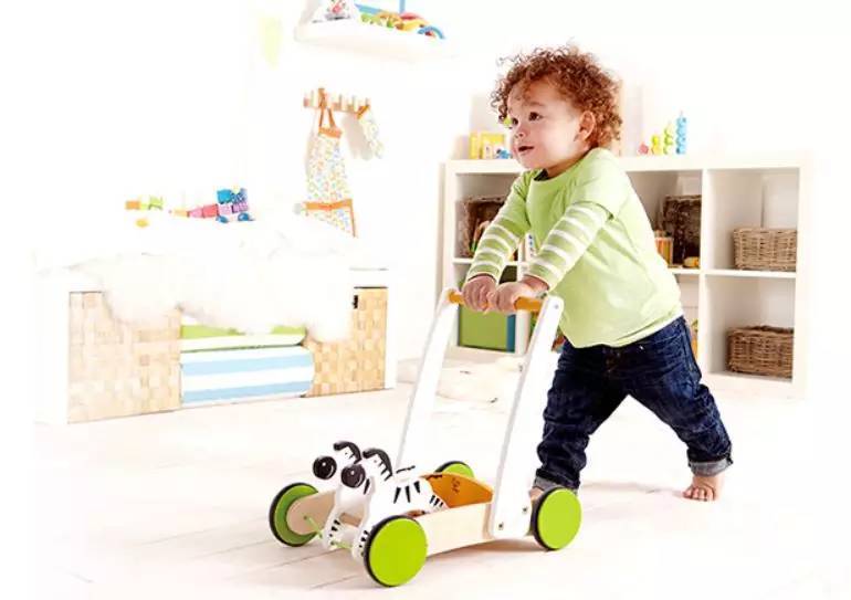 王灿|杜淳女儿近照曝光,9个月能站稳,王灿果然是个带娃小能手