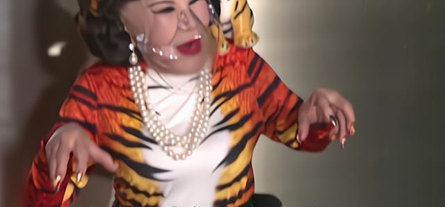 赌王|她自称与赌王关系很好,曾是大美女整容失败,88岁自信扮少女