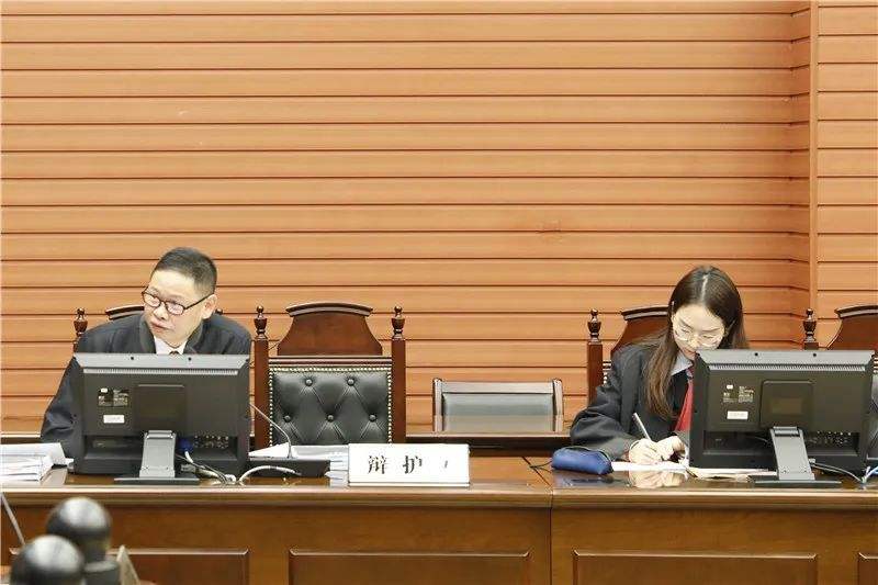 重庆,一女子信用卡透支7万余元,逾期未还,法院判决她还钱