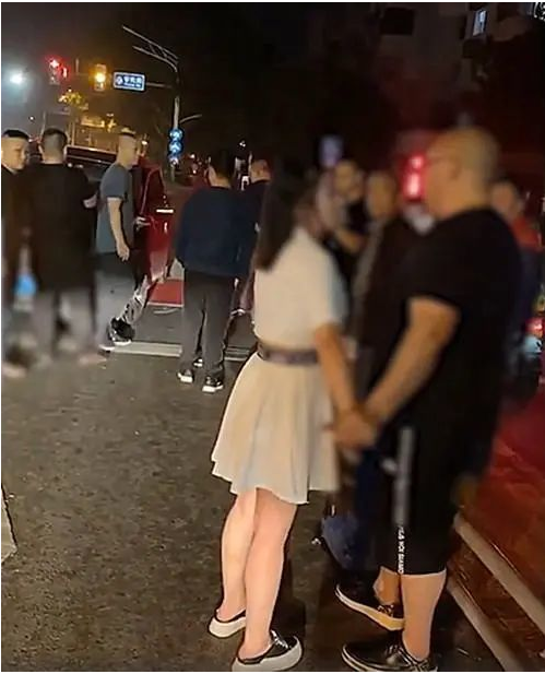 十指相扣甚至搂抱撒娇,肇事车主事后居然打算用“美人计”私了