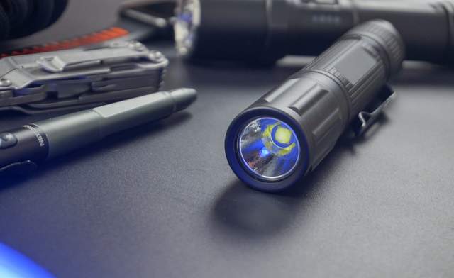 电池|你离高性能泛光手电只差一步,纳丽德便携式手电E52C