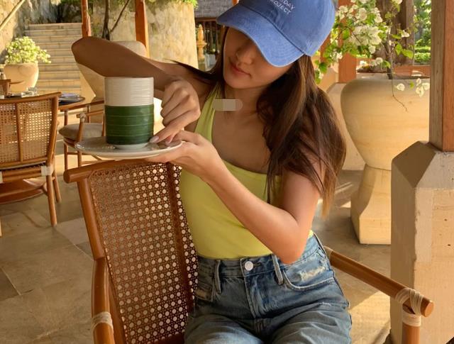 施伯雄|吴千语晒和男友施伯雄度假照，秀美背展现好身材，素颜有点憔悴