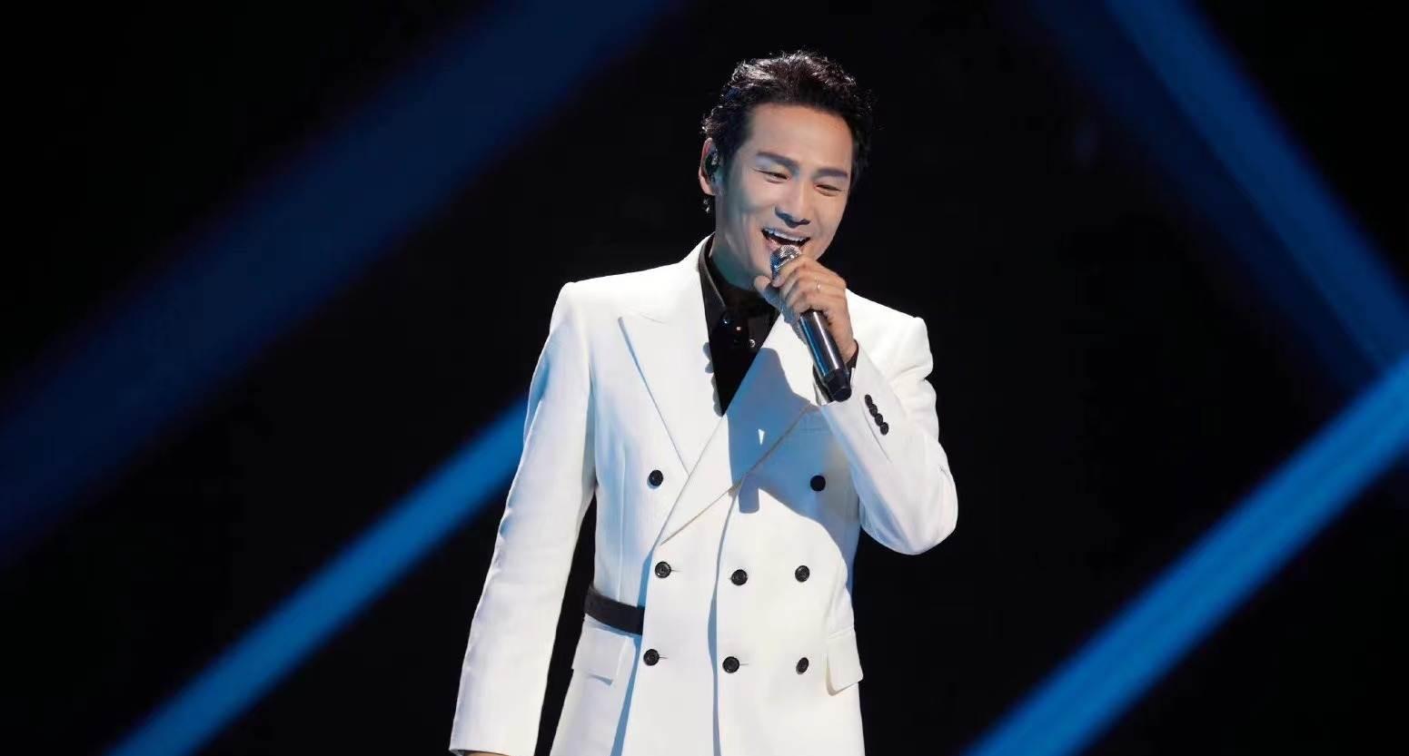 费翔|混血男神费翔,27岁登春晚爆红,61岁未婚未育与猫作伴