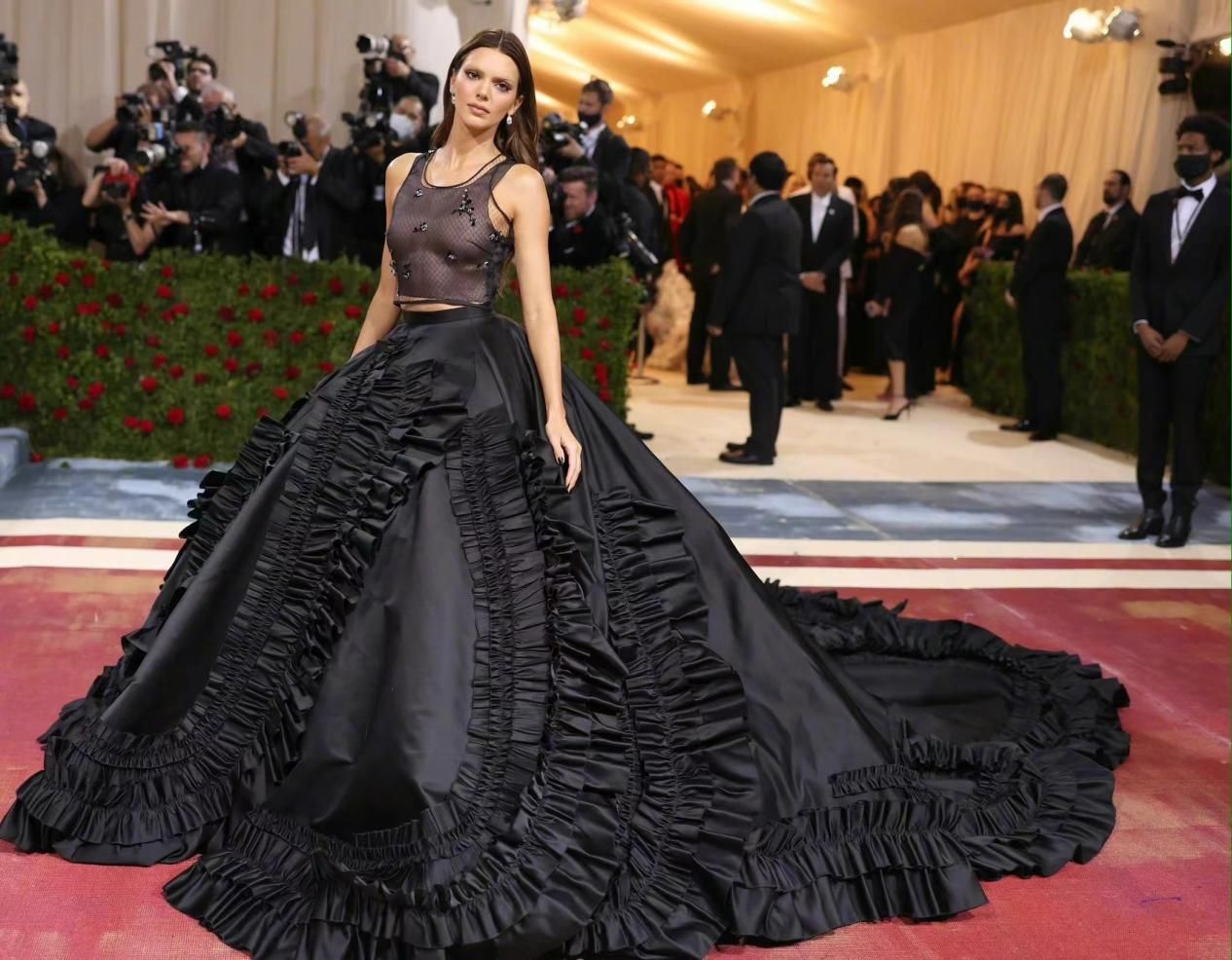 邓文迪|Metagla红毯翻车不断，邓文迪穿得像块布，卡戴珊全员表现黯淡