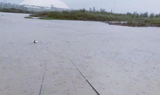 |男子穿着防护服钓鱼，把旁边的钓友整蒙圈了，网友：鱼张嘴去找他