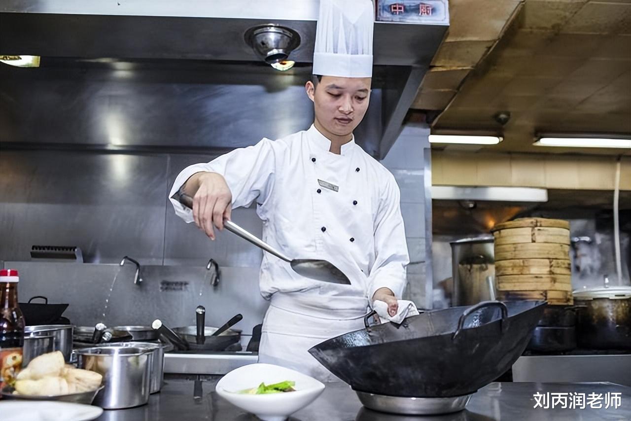 厨师炒菜水龙头一直开着,难道不浪费水吗?过来人一席话说出原因