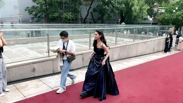 明星|这是皇帝太后驾到？明星走红毯排场真大，多名助理开道、搀扶