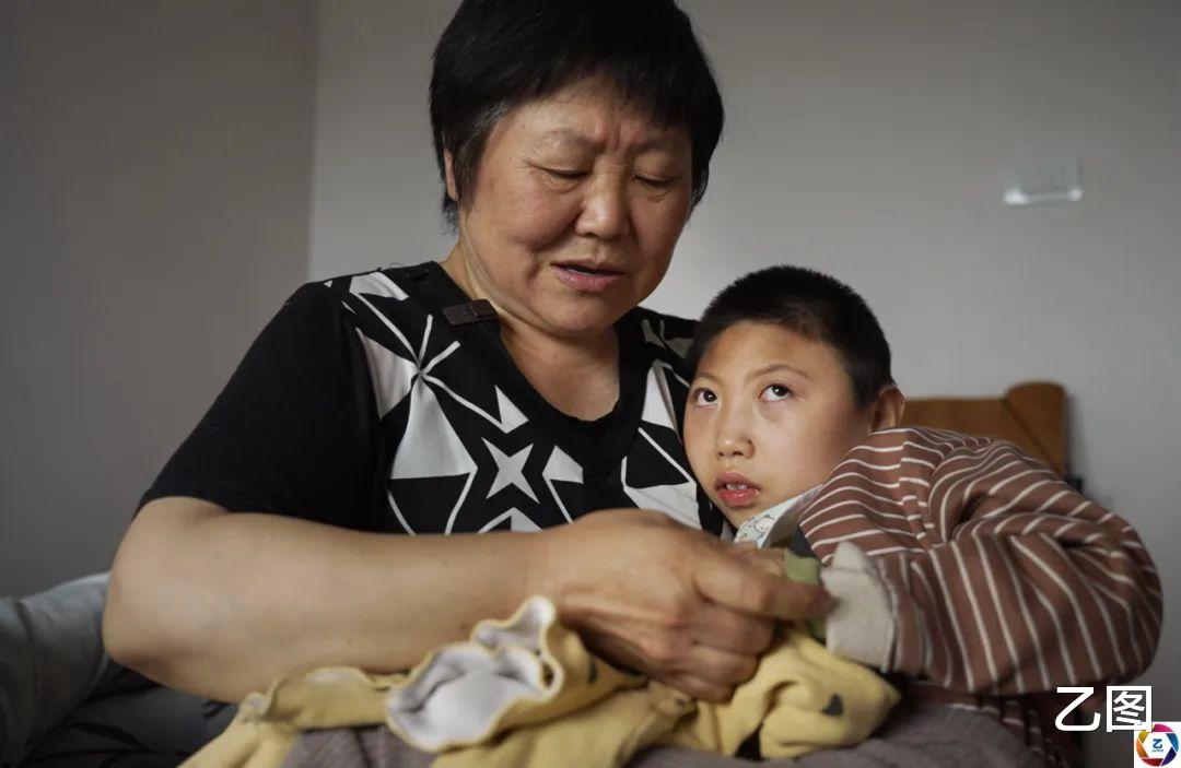 女孩长相奇特家人不安,确诊后天塌了,妈妈离家奶奶成唯一依靠