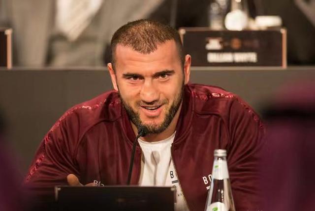 约书亚|他曾经战胜约书亚,人称“中亚巨熊”,转为职业拳手84秒遭击倒