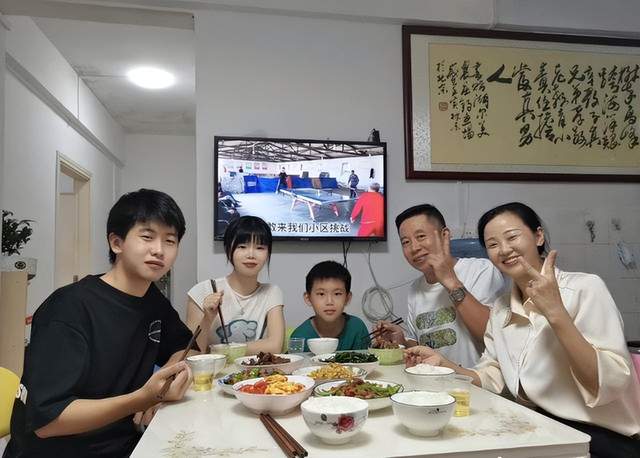 孙卓|人逢喜事精神爽!孙海洋夫妇拍全家福,洋洋看老婆满眼宠溺好幸福