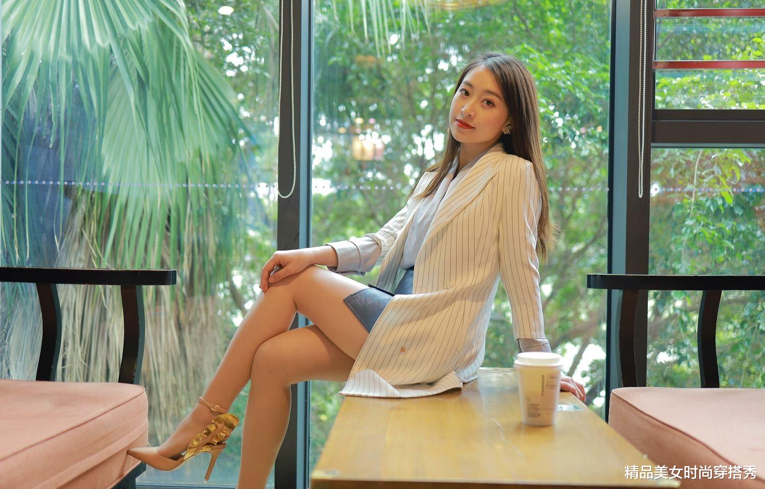 衬衫|小众职场又不失个性的穿搭,灰色衬衫配蓝色皮裙,让你穿出时尚感