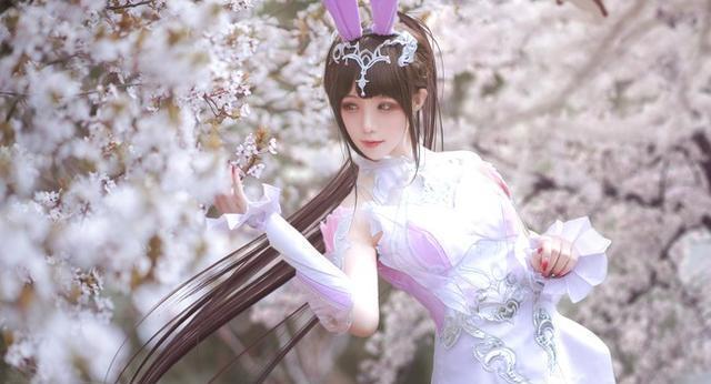 小舞 五年之约小舞COSER，大萌眼大长腿很吸睛，而网友被马尾吸引住了