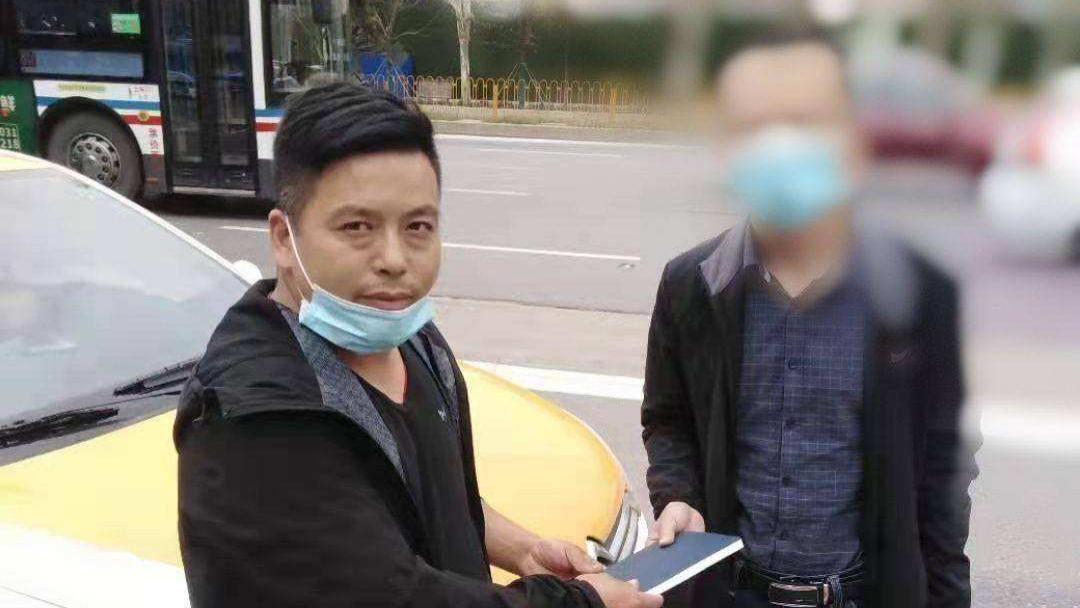 河北石家庄，一出租车司机男子捡到一手机，与失主约定以100元作为路费