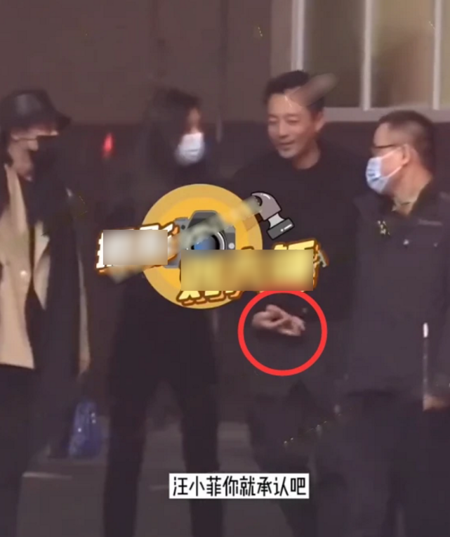 汪小菲|准备再婚？汪小菲直播仍戴张颖颖情侣款项链，左手无名指钻戒吸睛