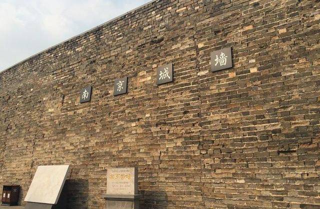 朱元璋想除沈万三,问桌上猪蹄叫什么名字,沈万三回3