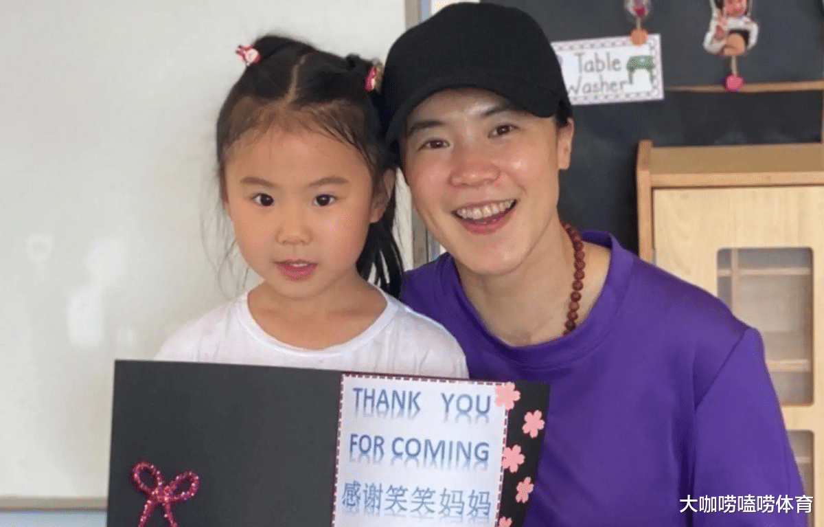 王楠|王楠女儿戴眼镜学英语,富豪老爸:优点随娘,网友调侃:缺点随爹