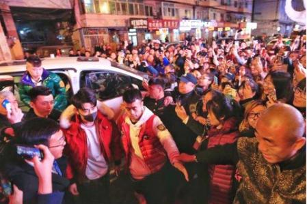 张云雷|张云雷替郭德纲出征西安,凯旋回京获封平西王!相声同行大开眼界