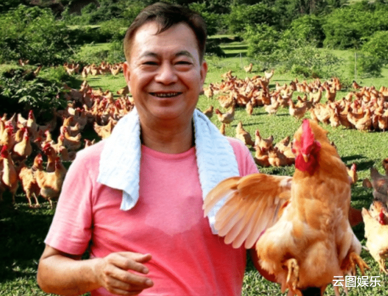 |知名港星结婚41周年，携妻穿中式礼服庆祝，掀红盖头深情表白妻子