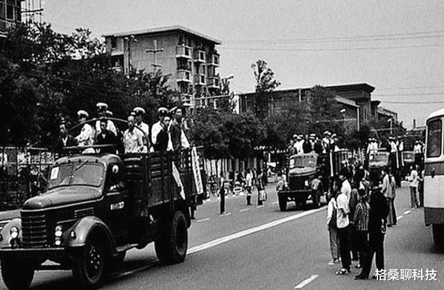 1983年,我国首轮严打:唐山菜刀队50余人被枪决,他们做了什么?