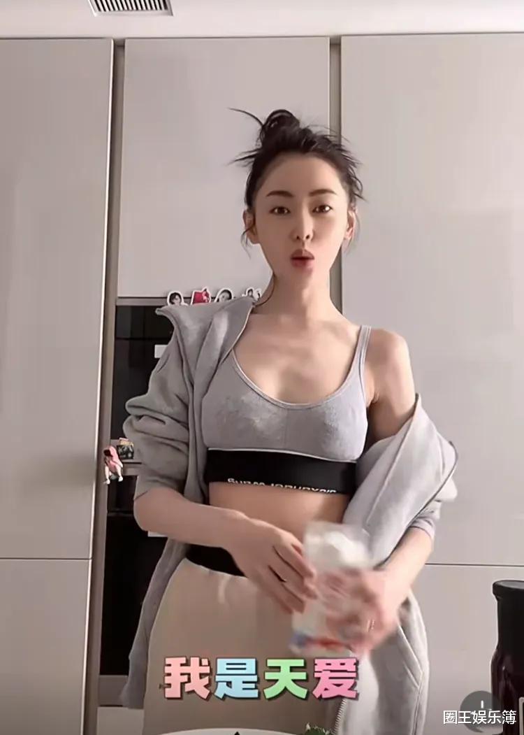 张天爱|出道12年不满30岁?张天爱刻意秀香肩晒早餐,网友:衣服先穿好!