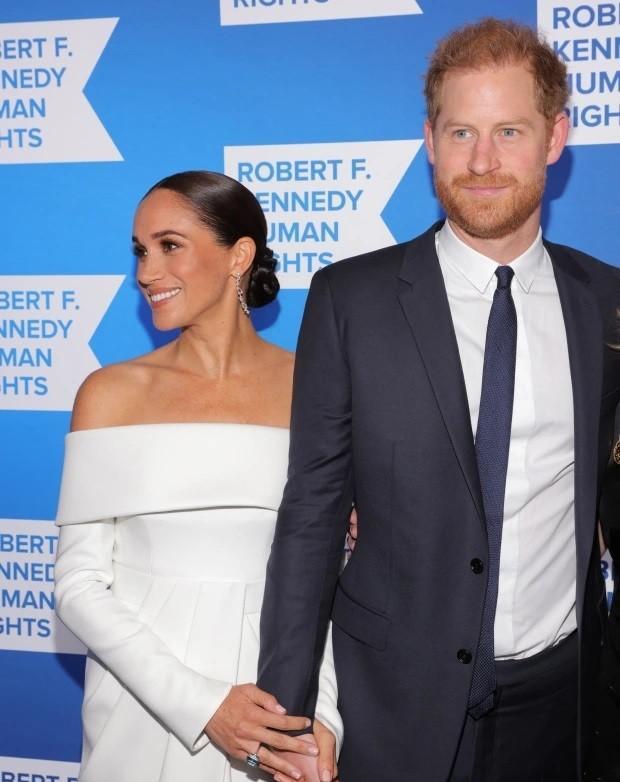 欧美明星|41岁梅根咧着大嘴去领奖,穿露肩裙跟嫂子比美,哈里甘当小跟班