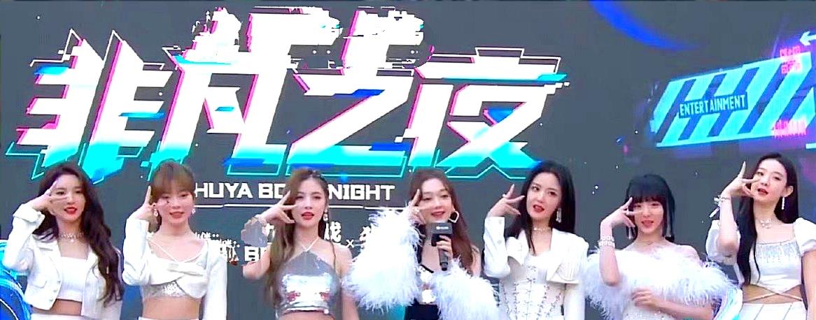 赖美云|非凡之夜红毯,吴宣仪大耳环抢镜,赖美云小巧玲珑,小鬼绅士十足