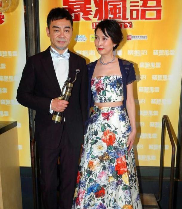 杨紫|刘青云携老婆亮相，郭蔼明穿露脐装、镂空裙，至少年轻20岁