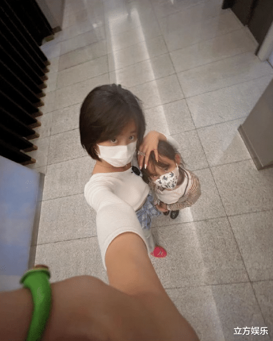 黄忆慈|黄多多晒与弟妹合影,弟弟侧颜像爸爸,妹妹颜值更胜一筹!