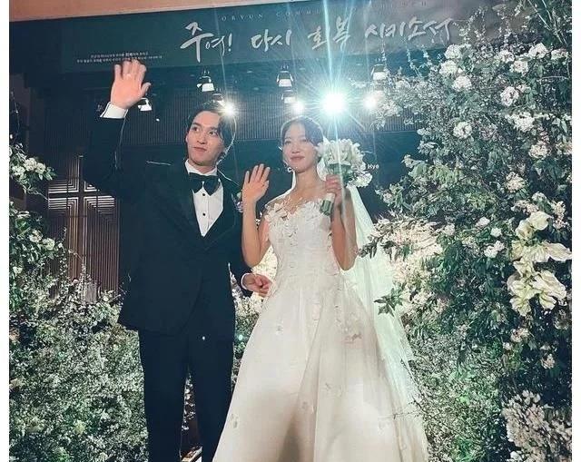 乔欣|文根英近照流出,35岁的她脸蛋发胖眼神温柔,手术伤口历历在目