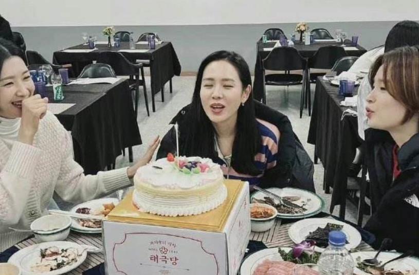 孙艺珍|孙艺珍晒40岁照遭到吐槽，小S力挺：这种自然的样子本来就很美啊